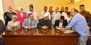محافظ أسيوط يشهد حفل عقد قران عروسين من دور الأيتام ويوقع كوكيل للعروس