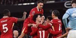 الوفاء يتحول لغضب.. مشجع ليفربولي يشعل يحرق قميص نجمه المفضل