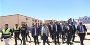 محافظ قنا ورئيس الجهاز المركزي للتعمير يتفقدان مزرعة دواجن قنا ومصنع الأعلاف ويؤكدان أهمية الالتزام بالمعايير الصحية
