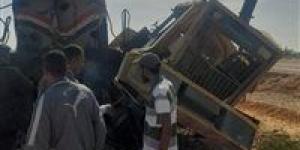 مصرع شاب في تصادم قطار بلودر بقرية الرويسات بمطروح.. وتعطّل الحركة مؤقتاً