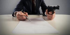 ضبط 3 أشخاص لقيامهم بالتعدي على سائق وإجباره على توقيع إيصالات أمانة وتحويل مبالغ مالية
