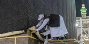 السعودية.. رفع كسوة الكعبة المشرفة استعدادا لموسم الحج