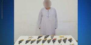 بحوزته 13 فرد محلى .. القبض على شخص للاتجار في الأسلحة النارية ببني سويف