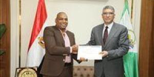 محافظ الجيزة يكرّم رئيس مركز الصف ورئيسة ووكيل لجنة التصالح تقديرًا لجهودهم