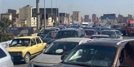 تباطؤ وتكدسات مرورية بالقاهرة والجيزة وسط انتشار أمني لتنظيم الحركة مرور