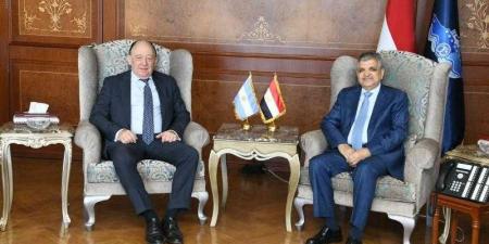 الفريق أسامة ربيع يلتقي السفير الأرجنتيني لبحث سبل التعاون المشترك في مجالات التكريك والنظم الملاحية المتطورة