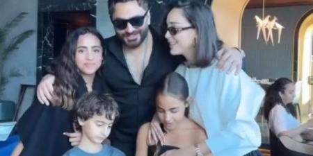 رغم تصريحاتهما المثيرة.. عيد ميلاد «أمايا» يجمع تامر حسني وبسمة بوسيل