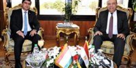 وزير الطيران المدني يبحث مع سفير طاجيكستان فرص التوسع في الربط الجوي بين البلدين