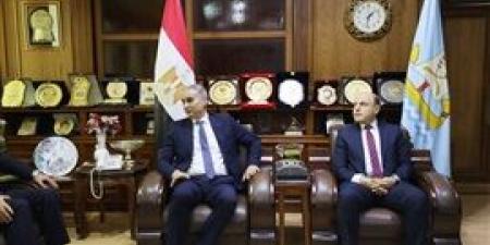 محافظ كفر الشيخ ورئيس جهاز حماية المستهلك يعقدان لقاءً موسعًا مع الغرفة التجارية لضبط الأسواق