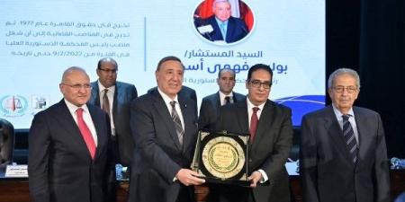 جامعة القاهرة تكرم وزير العدل ورؤساء الهيئات القضائية