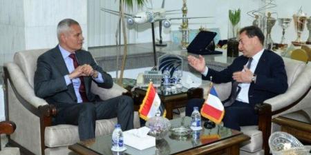 رئيس مصر للطيران يلتقي السفير الفرنسي لبحث التعاون المشترك