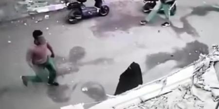 بـ «ساطور».. الأمن يفحص فيديو الاعتداء على امرأة ونجلها في المطرية