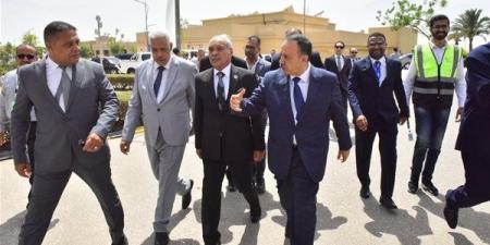 محافظ أسيوط يشهد تدريب 370 شابًا على الوظائف الرقمية الحديثة