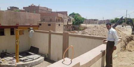 رئيس مركز صدفا بأسيوط يتفقد أعمال الصرف الصحي بقريتي مجريس وبني فيز