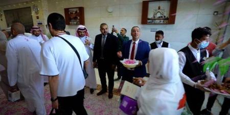 ورود وأناشيد وفرحة.. استقبال مهيب لحجاج القرعة في المدينة المنورة