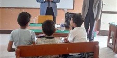 وكيل التعليم يتابع امتحانات التقييم النهائي للصفين الأول والثاني الابتدائي