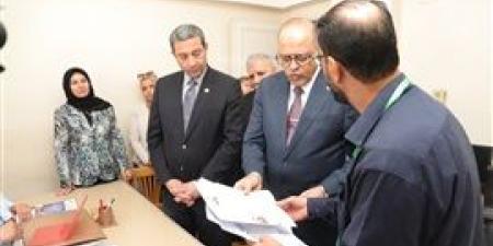 وزير العمل يتفقد مديرية العمل ويحث العاملين على تكثيف الجهود في خدمة المواطنين