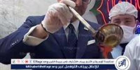 عاجل- شاهد "كشري بالدقة والتقلية".. مستشار ترامب ينبهر بالمذاق المصري في قلب القاهرة