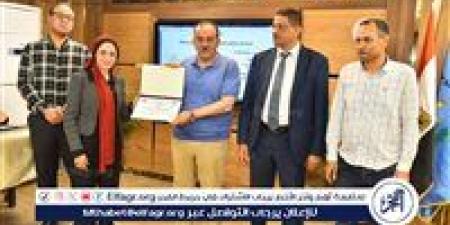 محافظ أسيوط يكرم فريق عمل أغنية أسيوط أبية وماشية جنب النيل