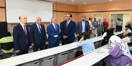 رئيس جامعة أسيوط الأهلية يتفقد امتحانات اللجان ويشدد على انتظام المرافق