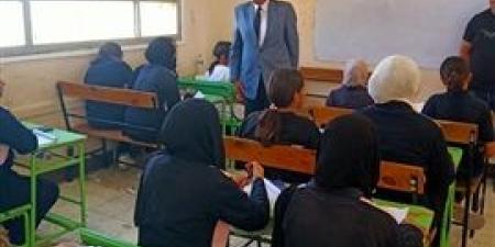 وكيل التعليم يتفقد امتحانات النقل بشرم الشيخ ويشيد بالانضباط داخل اللجان