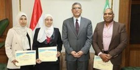 محافظ الجيزة يكرّم رئيس مركز الصف ورئيسة ووكيل لجنة التصالح تقديرًا لجهودهم في إنجاز الملف