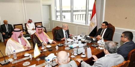 وزير الإسكان يبحث مع وفد من وزارتي «الاستثمار» و«البلديات والإسكان» السعودية مجالات التعاون المشترك