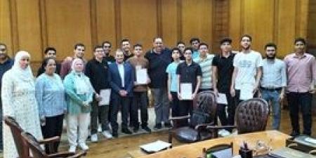مدرسة المتفوقين بكفر الشيخ STEM تكرّم أساتذة معهد علوم وتكنولوجيا النانو بالجامعة