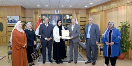 لأمانتهما.. رئيس جامعة المنصورة يُكَرِّم طالبتين عثرا على متعلقات طالب وافد