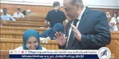 نائب رئيس جامعة القاهرة يتفقد امتحانات كلية الصيدلة خارج الحرم