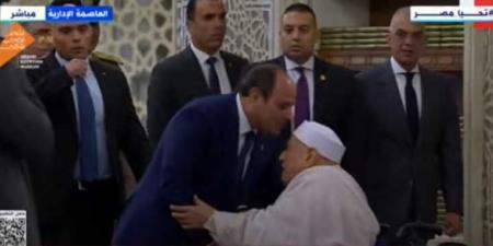السيسي يصافح أحمد عمر هاشم لدى وصوله مسجد مصر بالعاصمة لأداء صلاة عيد الأضحي