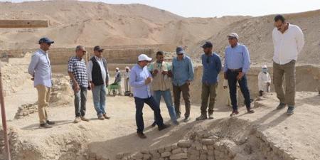أمين المجلس الأعلى للآثار يتفقد أعمال الحفائر بالأقصر