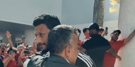 لاعبي الأهلي يتوجهون لملعب المباراة استعدادا لمواجهة ميسي ورفاقه في كأس العالم للأندية