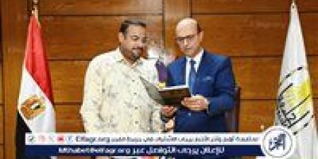 رئيس جامعة أسيوط يتسلّم رسالة ماجستير من باحث حول التربية الإعلامية