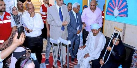 محافظ سوهاج يتفقد قافلة تركيب الأطراف الصناعية بمستشفى الهلال الأحمر بالحويتي