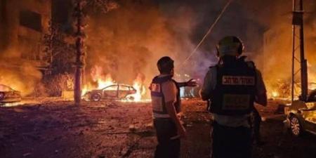 إعلام إسرائيلي: صواريخ إيرانية تصيب مباني في تل أبيب وحيفا