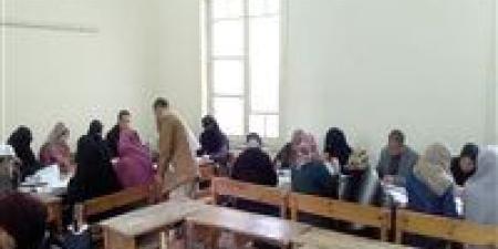 وفاة معلمة بالفيوم أثناء أعمال تصحيح أوراق امتحانات الدبلومات التجارية