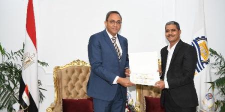 محافظ قنا يكرم أوائل البرامج التدريبية بمركز سقارة للتنمية المحلية