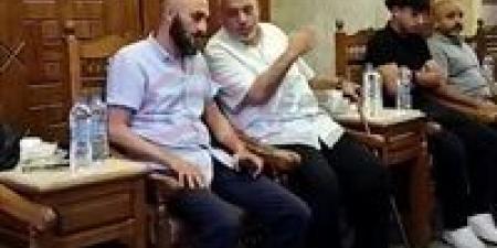 نجلها يواسيها.. بدء عزاء والدة المخرجة سارة وفيق في مسجد عمر مكرم