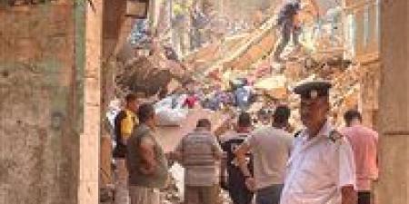 انتشال طفلة بعد 9 ساعات من تحت أنقاض عقاري حدائق القبة المنهار