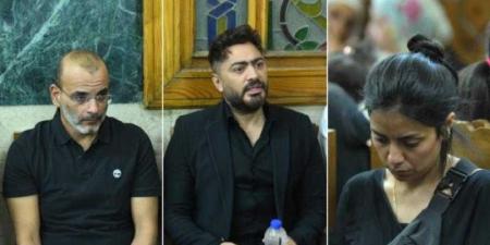 تامر حسني وأيمن بهجت قمر وسهر الصايغ في عزاء والدة المخرجة سارة وفيق