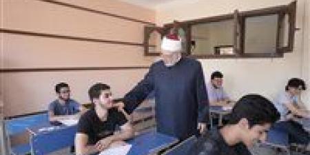 وكيل الأزهر يتفقد لجان معاهد العبور في امتحان الكيمياء