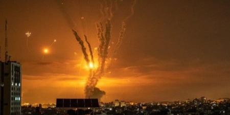 وسائل إعلام عبرية: صاروخ إيراني يصيب مبنى في تل أبيب