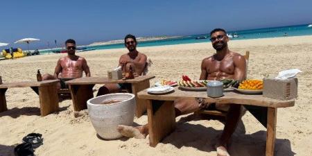 محمد صلاح يشارك صورة مع عبد الله السعيد وأحمد حجازي خلال إجازة الصيف