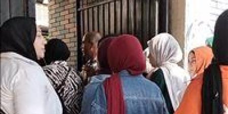 بالعصا الإلكترونية.. بدء إجراءات تفتيش طلاب الثانوية العامة قبل الدخول للجان