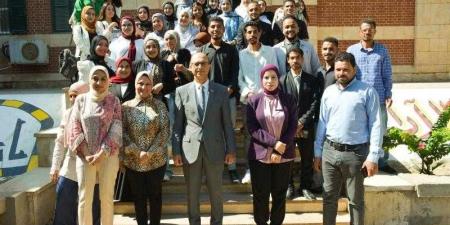 المنشاوي يفاجئ طلاب قسم الإعلام بجامعة أسيوط بزيارة داعمة خلال تحكيم مشروعات التخرج