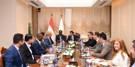 لنقل المقر.. وزير الرياضة يلتقي الأمين العام للاتحاد الأفريقي لكرة القدم