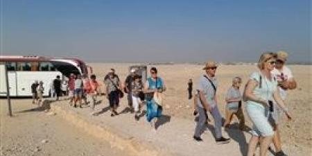 توافد الوفود الأجنبية على معالم المنيا الأثرية والمحافظ يوجه بتوفير سبل الراحة للسائحين