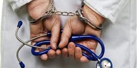ضبط منتحل صفة طبيب يمارس الطب داخل منزل بسوهاج دون ترخيص أو مؤهل
