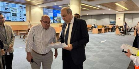 مصر تستأنف تدريجيًا حركة الطيران مع دول الخليج ووزير الطيران يتابع من غرفة إدارة الأزمات